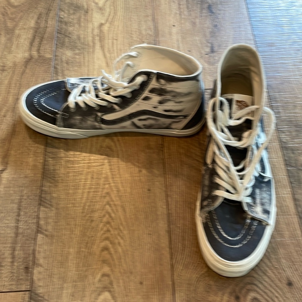 Vans men’s size 11.5 shoes in a denim and white color.